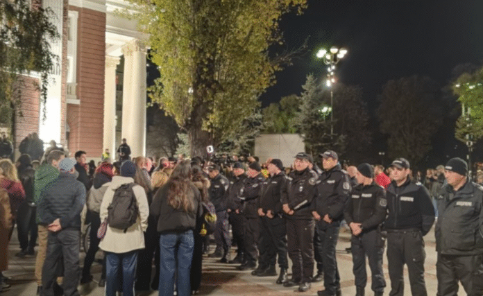 Спокойно преминават два протеста пред Народния театър