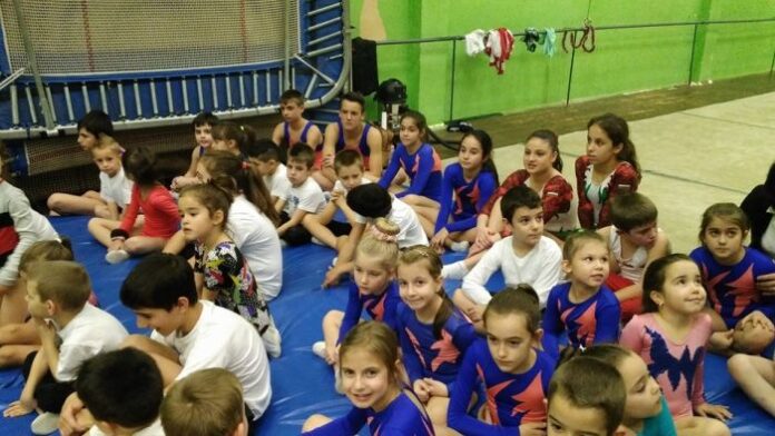 Спортен клуб по батут „Евротрамп“ отпразнува Коледа с атрактивно шоу