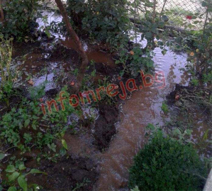 Спукан водопровод наводни двора на 80-годишна жена в село Багренци