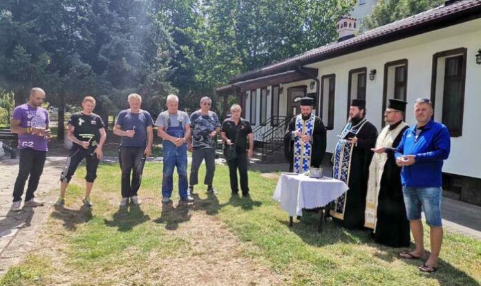 Стартира ремонт в храма 