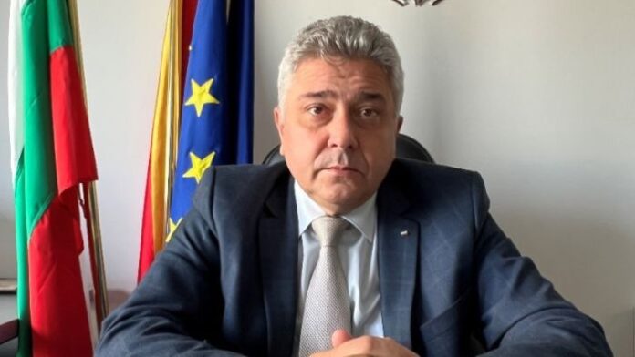 Стефан Димитров остава начело на МВнР докато Радев не издаде указ за смяната му