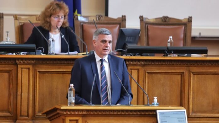 Стефан Янев се извини на лекарите