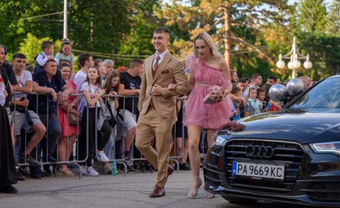 Стотици абитуриенти дефилираха на пл. „Велбъжд“ в Кюстендил