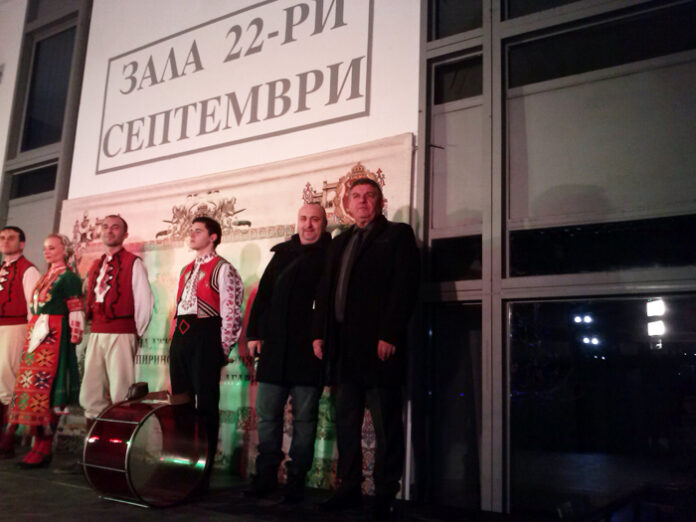Стотици благоевградчани посрещнаха новата 2015 г. заедно на площада