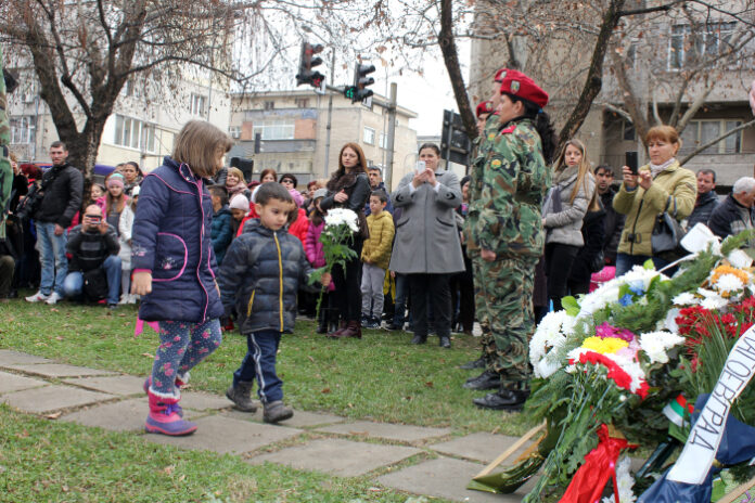 Стотици благоевградчани се поклониха пред Апостола на свободата (СНИМКИ)