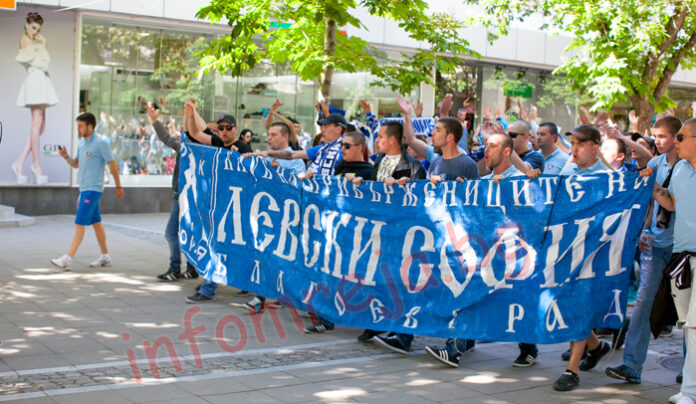Стотици левскари с шумно шествие в Благоевград преди мача с Лацио
