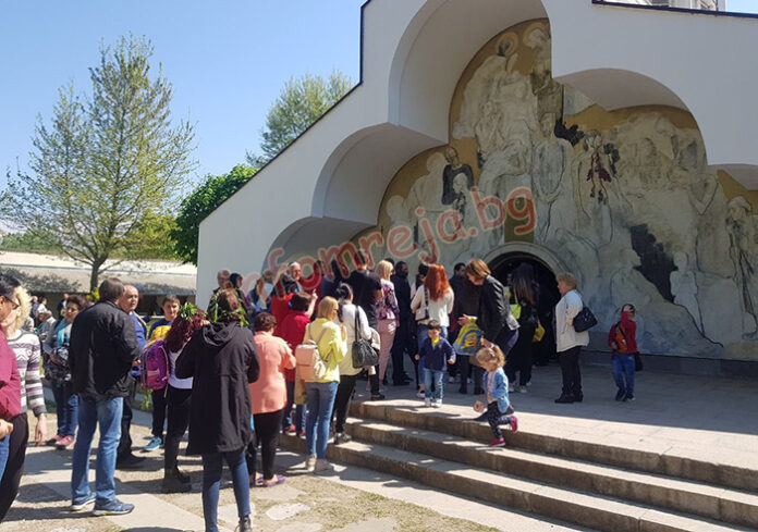 Стотици миряни се стекоха в храма на Ванга на Цветница