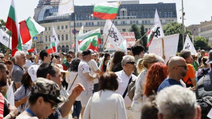 Стотици на протест срещу въвеждането на еврото