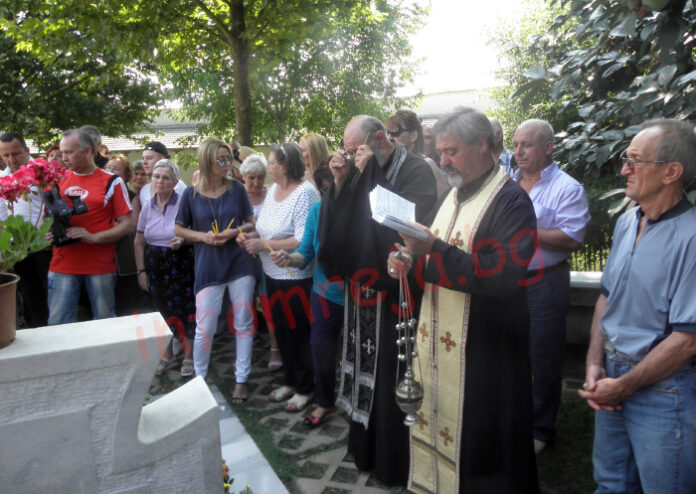 Стотици почетоха паметта на Ванга 20 години след смъртта й (СНИМКИ)