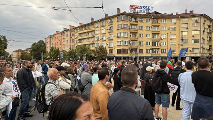 Стотици протестираха пред централата на 