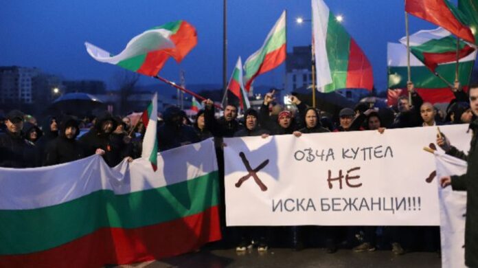Стотици протестират в София с искане да бъде преместен центърът за бежанци