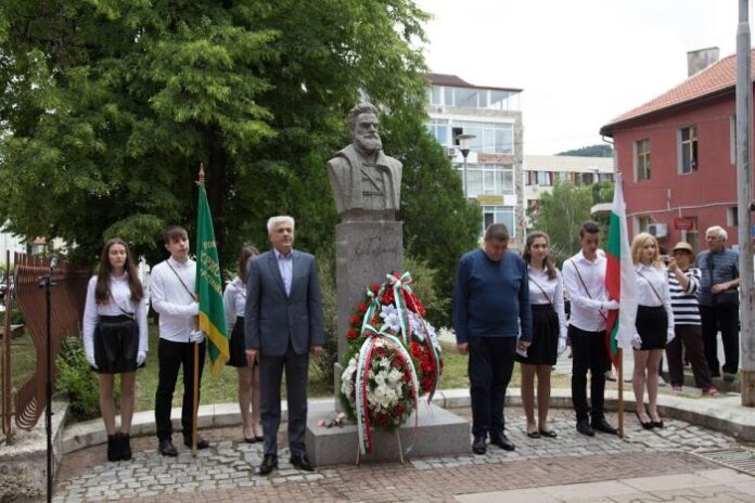 Стотици се стекоха пред паметника на Христо Ботев в Дупница