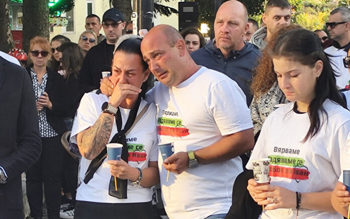 Стотици запалиха свещичка в памет на малкия Иван от Разлог