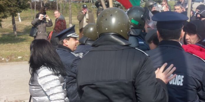 Стрелба и масов бой на протеста в София