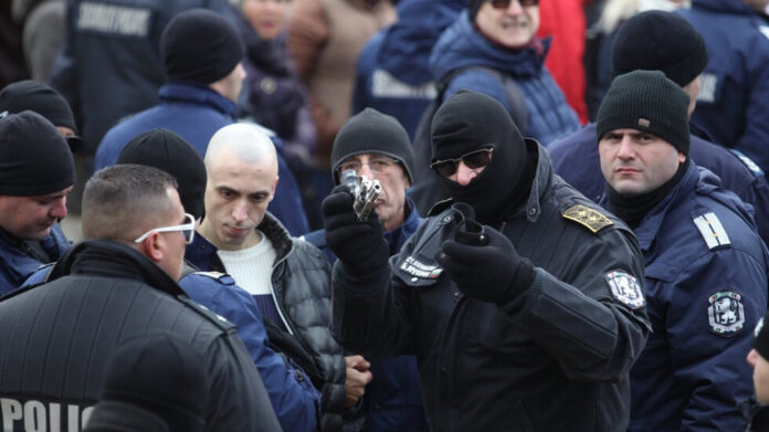 Стрелялият протестър пред НС вече е с повдигнато обвинение