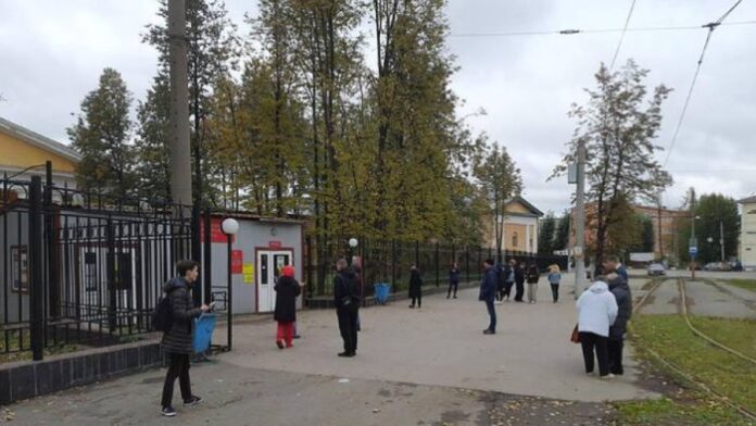Студент уби шестима души в университет в Русия с безразборна стрелба