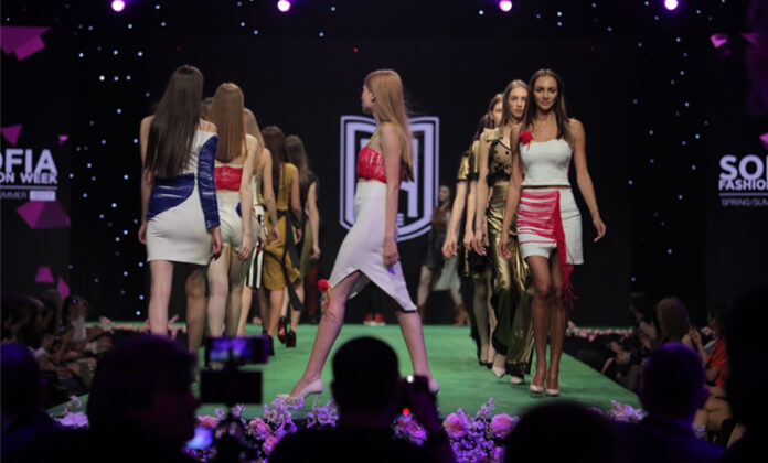 Студенти от ЮЗУ „Неофит Рилски“ представиха три колекции на Sofia Fashion Week