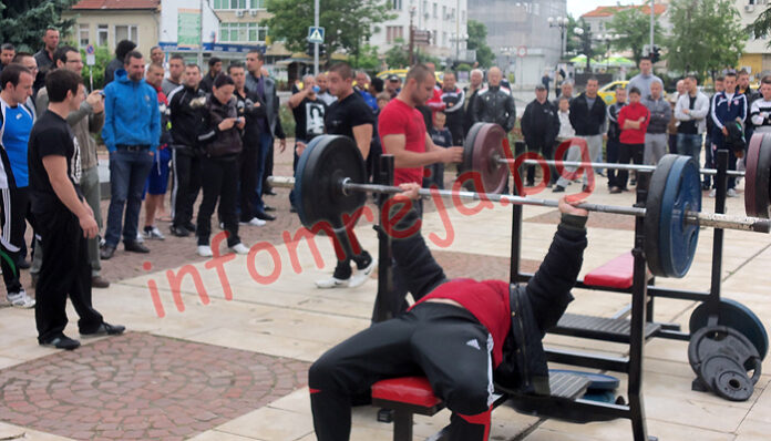 Студенти вдигат 100 кг от лежанка за 8 декември