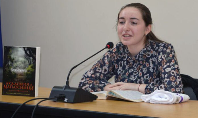 Студентка представи книгата си „Академия за магьосници“ в ЮЗУ