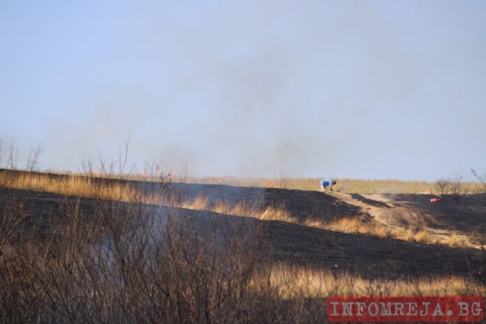 Сухи треви горяха в Санданско