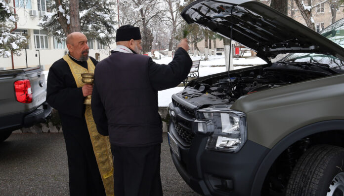 Свещеник освети купетата на нови автомобили за армията в Благоевград