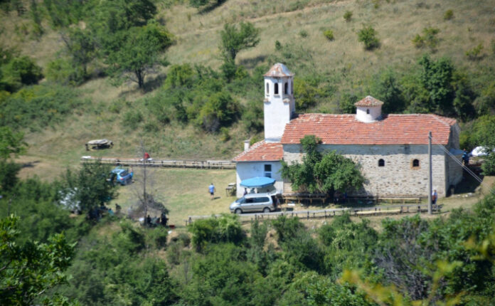Света Неделя събира миряни от Симитлийско край вековен храм