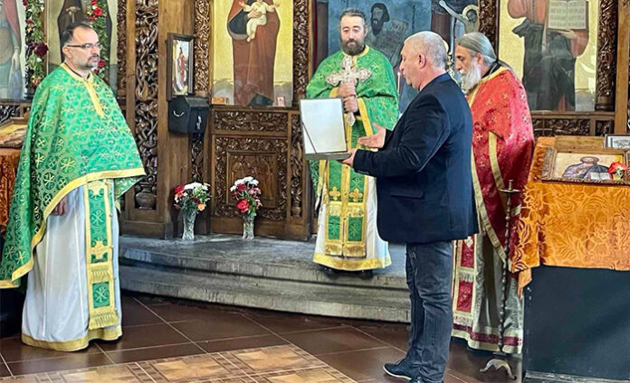 Светия кръст дариха миряните в Кресна на своя храм за неговата 80-годишнина