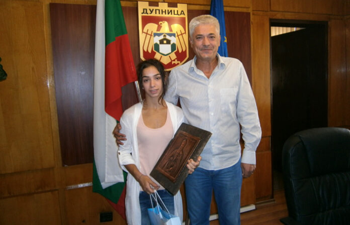 Световен вицешампион за девойки по борба гостува на кмета на Дупница