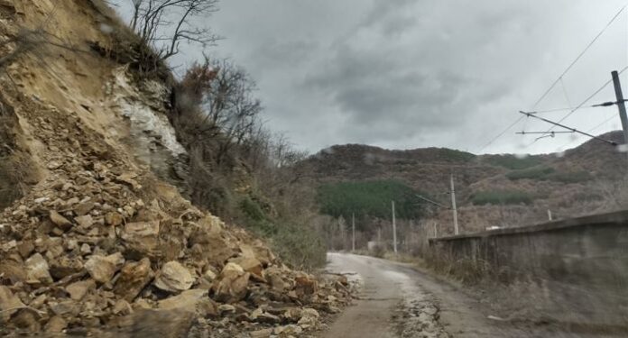 Свлачище блокира старият път за Благоевград
