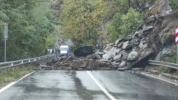 Свлачище затвори пътя Асеновград - Смолян