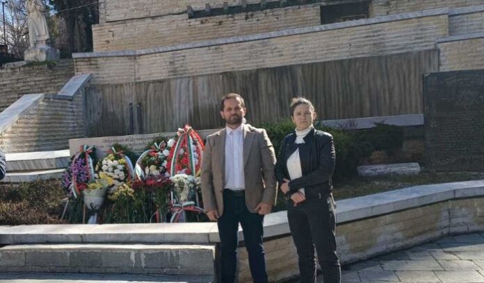 Свободата е извоювана с кръв: Димчев поднесе венци пред паметниците на Освободителите в Дупница и Кочериново