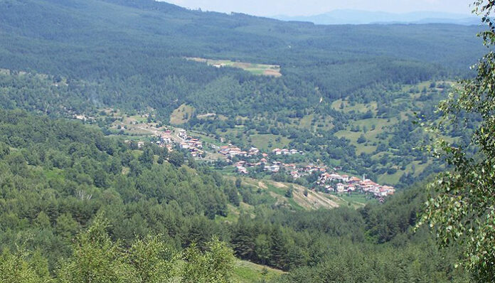 Събарят опасната къща на семейство Синапови от сатовчанското село Осина