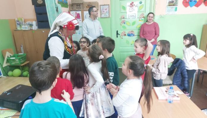 Съдиите в Кюстендил поздравиха за Баба Марта 1 „а“ клас на ОУ „Проф. Марин Дринов“