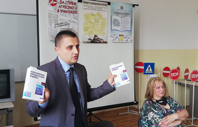 Съдия и прокурор гостуваха на ученици от ОУ „Св. Св. Кирил и Методий“ в Дупница