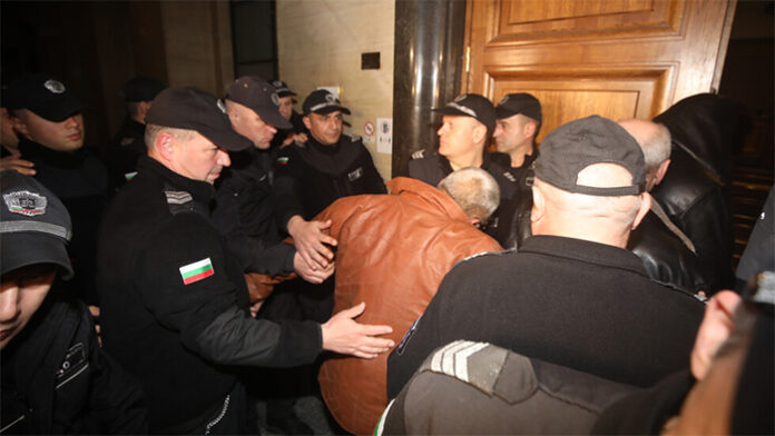 Съдът остави в ареста петимата обвиняеми за смъртта на мигрантите край Локорско