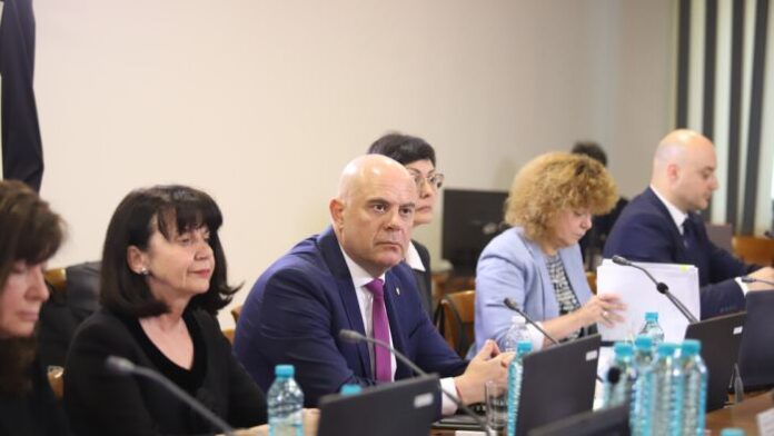 Съдът спря делото на Гешев срещу Атанас Славов