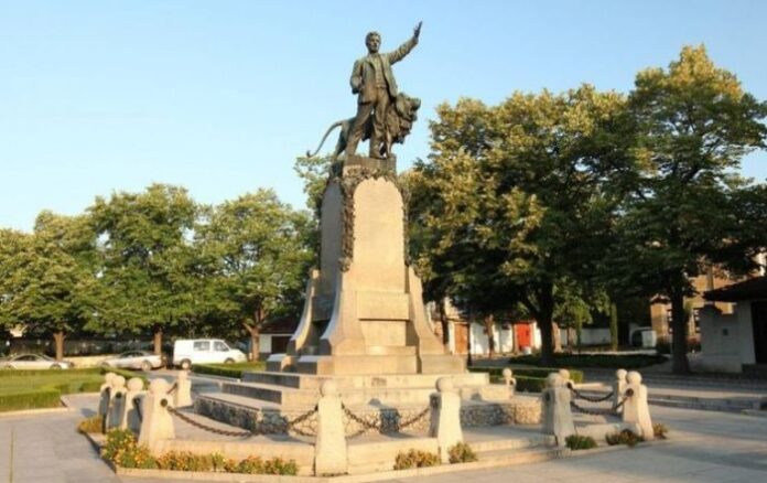 Със заря почетоха 150-годишнината от смъртта на Васил Левски в Карлово