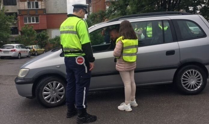 Съвместна операция по пътна безопасност на ученици и полицаи в Бобов дол
