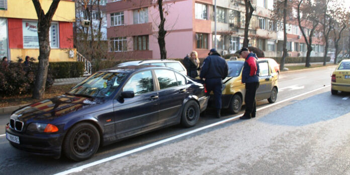 Такси и БМВ се сблъскаха пред входа на полицията