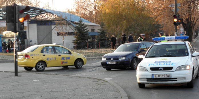 Такси и голф се удариха пред жп гарата