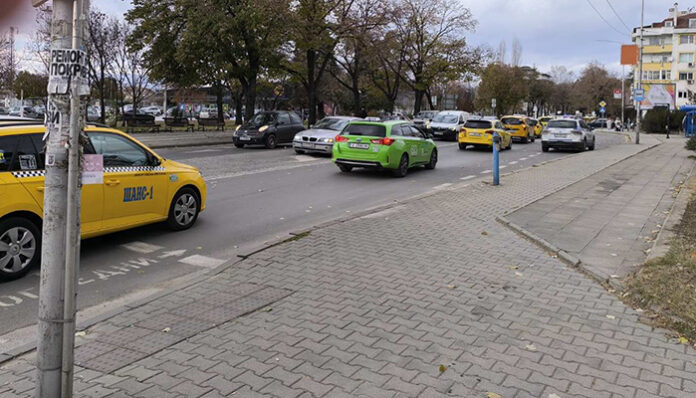 Таксиметровите шофьори в Благоевград подкрепиха протестиращите си колеги