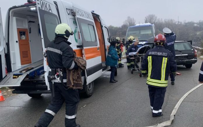 Тактическо учение в Кюстендил: ПТП между автобус с деца и лек автомобил