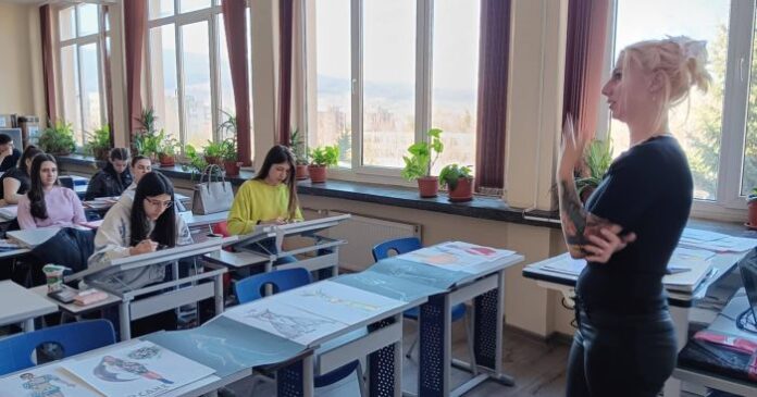 Талантлива дизайнерка се завърна в любимото училище: Предаде опита си на учениците от ПМГ