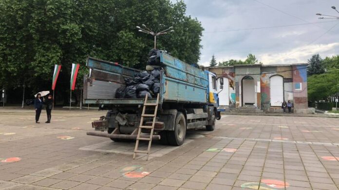 Талантливата Бояна Алексова изгради уникална арт инсталация от 150 чувала с боклуци