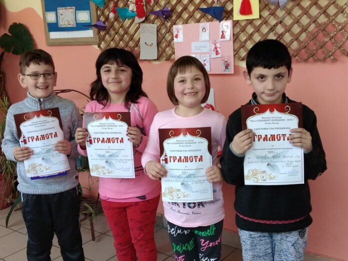 Талантливи ученици от Кюстендил с награди от национален конкурс за изработване на мартеници