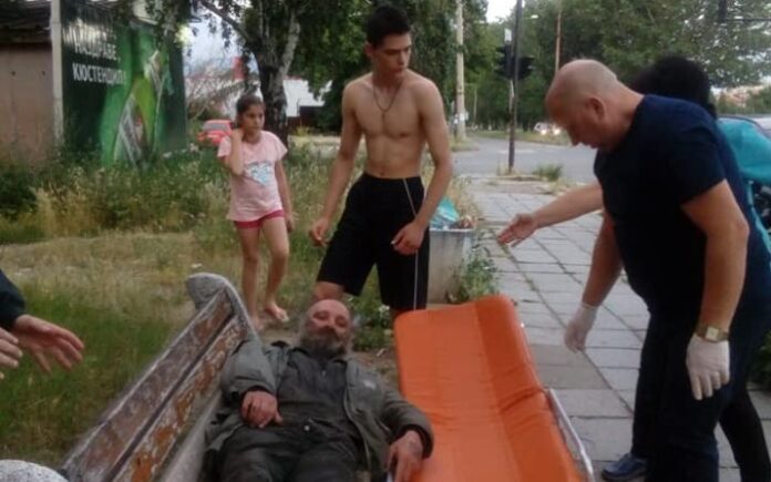 Тежка участ! 55-годишен мъж живее по пейките в Кюстендил