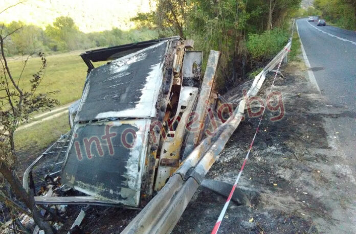 ТИР падна в дере край Кресненското дефиле