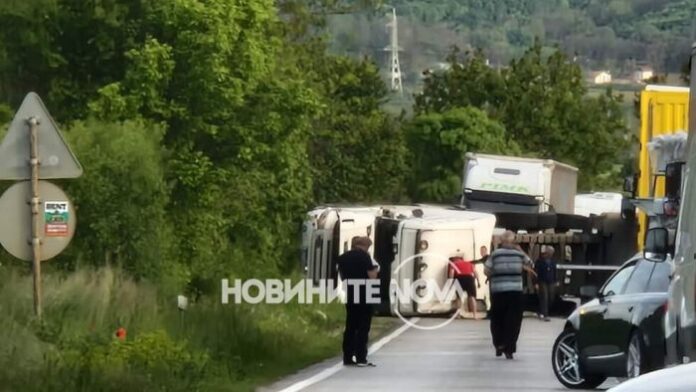 Тир се обърна на пътя Велико Търново - Русе