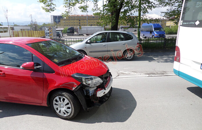 Тойота удари автобус на градския транспорт в Благоевград