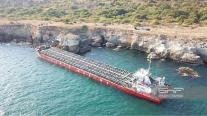 Торове от заседналия кораб се изсипват в морето